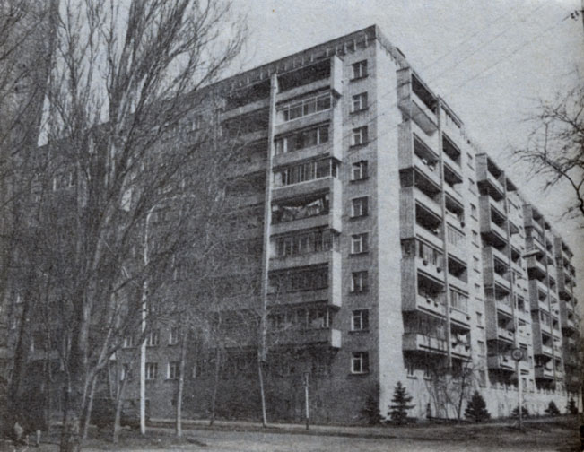 17. Дом, в котором жили и работали писатели П. Г. Аматуни с 1978 по 1982 г., Б. В. Изюмский с 1978 по 1984 г. 