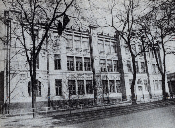 Здание бывшей мужской гимназии, в которой с 1908 по 1916 г. учился ученый-радиотехник A. Л. Минц