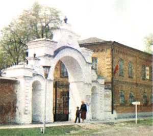 Святые ворота и Монастырская гостиница XIX в.