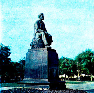 Памятник А. П. Чехову. Скульптор У. М. Рукавишников