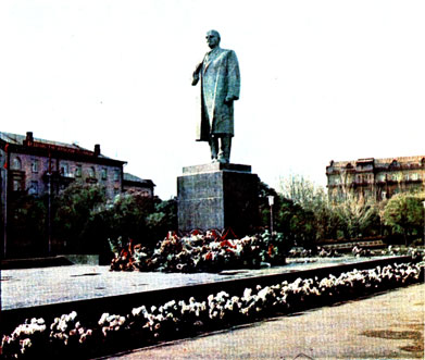 Памятник В. И. Ленину на Октябрьской площади. Скульптор Н. А. Томский