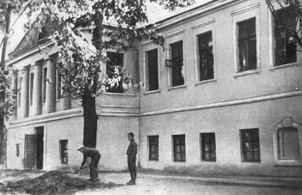 Здание школы - бывший дворец войсковых атаманов Ефремовых