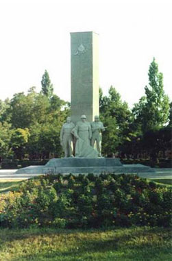 Монумент на площади Труда